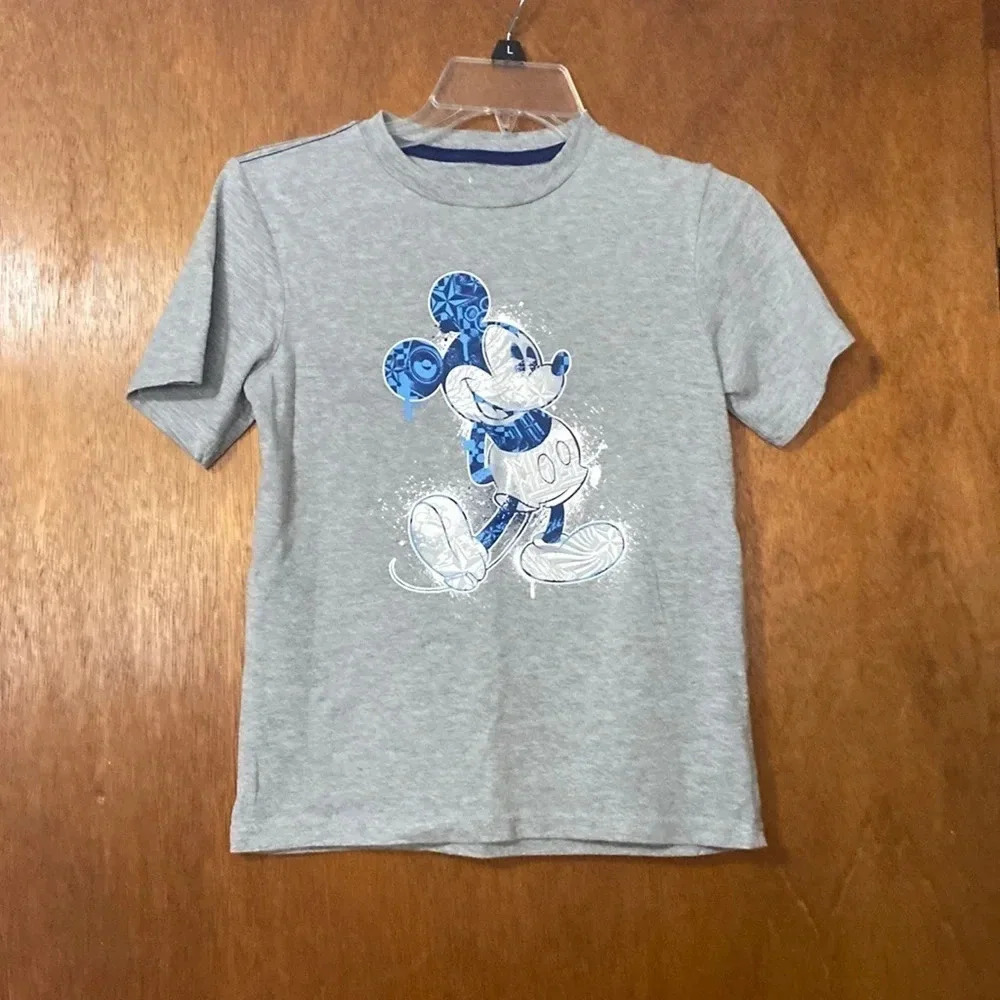 Disney Mickey Mouse 28 Crew Neck Gray Short SleeveT-shirt Size Youth Medium